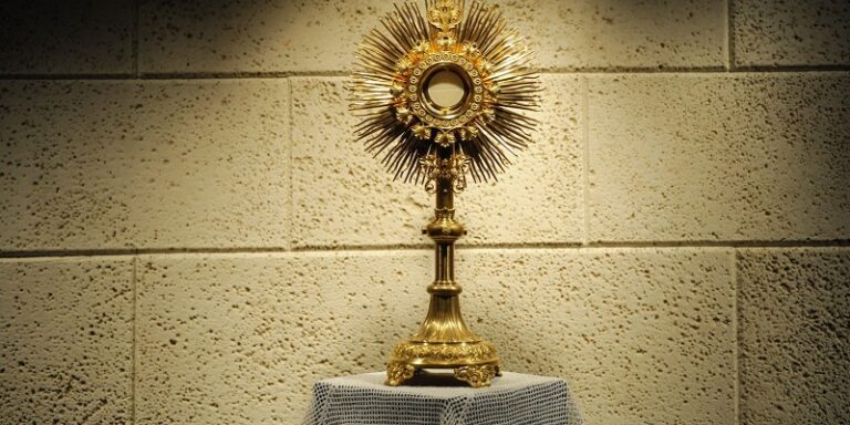 The Event of Tumaco: The Waves of the Sea Recede before the Consecrated Host