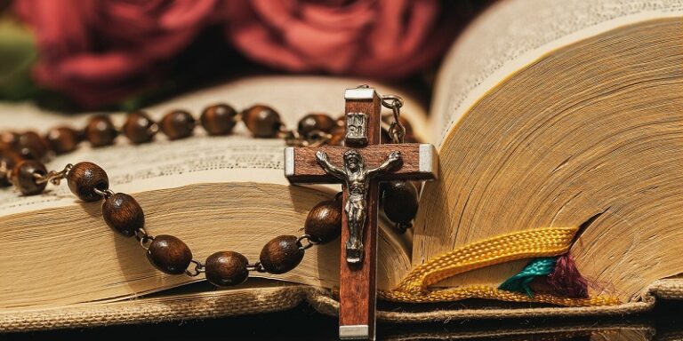 La prière du Saint Rosaire donne-t-elle plus d’importance à la Vierge Marie qu’à Dieu ?