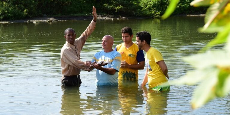 Le baptême des adultes et dans une rivière : que dit la Bible ?