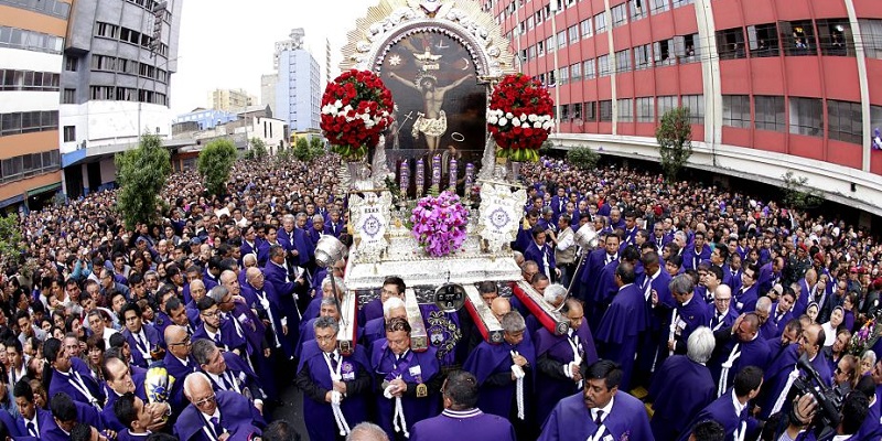 Fieles católicos en procesión