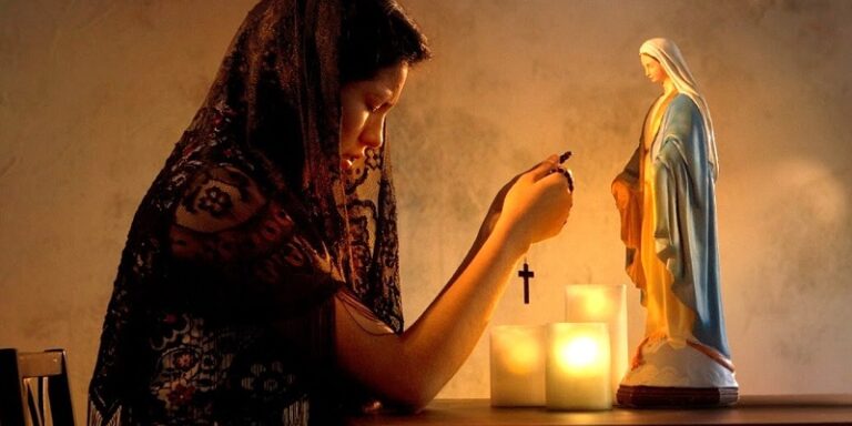 La intercesión de los Santos, que dice la Biblia