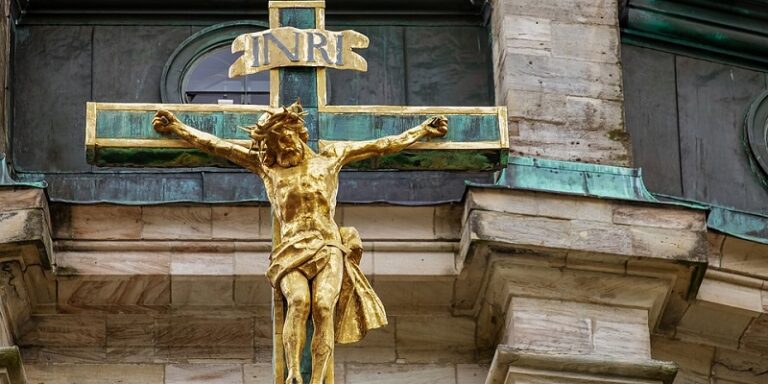 Jesús, único mediador entre Dios y los hombres, y la mediación de María y los Santos
